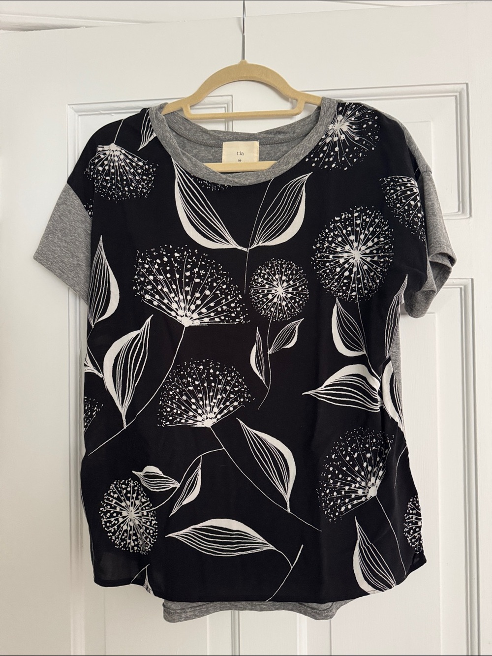 T.la at Anthropologie Women's Black, White & Gray Floral Short Sleeve Top